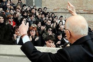 Il Presidente Giorgio Napolitano salutato dagli studenti dell'Ateneo, al termine del suo intervento