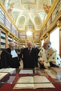 Il Presidente Giorgio Napolitano durante la visita alla Sala del Fondo Antico, dove ha potuto ammirare una raccolta di manoscritti ebraici del XIII e XIV sec. e la Bolla istitutiva dell'Ateneo