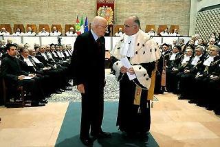 Il Presidente Giorgio Napolitano con il Rettore Francesco Bittoni, durante la cerimonia conclusiva del 700° anniversario di fondazione dell'Università degli Studi