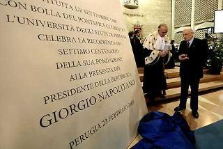 Il Presidente Giorgio Napolitano, a fianco il Rettore dell'Università degli Studi Francesco Bistoni davanti alla targa celebrativa del 700° anniversario di fondazione dell'Ateneo