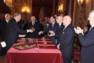 Il Presidente Giorgio Napolitano si congratula con il nuovo Giudice della Corte costituzionale Paolo Grossi, in occasione della cerimonia di giuramento