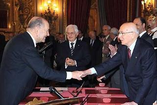 Il Presidente Giorgio Napolitano si congratula con il nuovo Giudice della Corte costituzionale Paolo Grossi, in occasione della cerimonia di giuramento