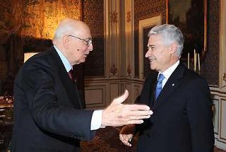 Il Presidente Giorgio Napolitano accoglie il Dott. Giovanni Ialongo, Presidente di Poste Italiane nel suo studio al Quirinale