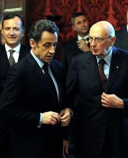 Il Presidente Giorgio Napolitano e Nicolas Sarkozy, Presidente della Repubblica Francese, nella foto con il Ministro degli Affari Esteri Franco Frattini, al termine dei colloqui al Quirinale