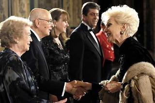 Il Presidente Giorgio Napolitano con la moglie Clio e il Presidente bulgaro e signora salutano la celebre cantante lirica Raina Kabaivanska