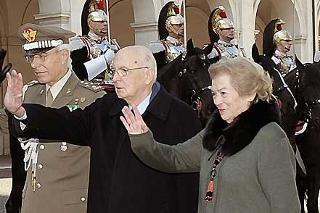Il Presidente Giorgio Napolitano e la moglie Clio salutano i coniugi Parvanov al termine della visita di Stato in Italia