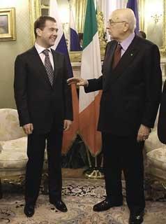 Il Presidente Giorgio Napolitano con il Presidente della Federazione Russa Dmitry Medvedev al termine dei colloqui in Prefettura