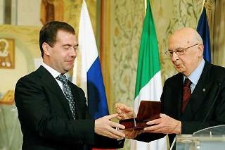 Il Presidente Giorgio Napolitano consegna al Presidente della Federazione Russa, Dmitry Medvedev le chiavi d'argento, simbolo del passaggio di proprietà della Chiesa ortodossa di San Nicola