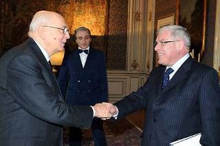 Il Presidente Giorgio Napolitano accoglie il Dott. Gabriello Mancini, Presidente del Cotec, in occasione dell'incontro al Quirinale