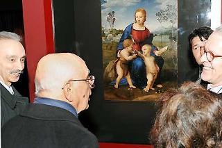 Il Presidente Giorgio Napolitano davanti all'opera di Raffaello, &quot;La Madonna del Cardellino&quot;