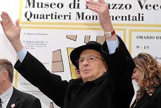 Il Presidente Giorgio Napolitano risponde al saluto della gente su Piazza della Signoria, al termine del Convegno su &quot;Eugenio Garin&quot;