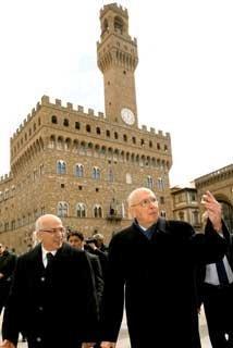 Il Presidente Giorgio Napolitano, accompagnato dal Prefetto Andrea De Martino su Piazza della Signoria, al termine dell'apertura del Convegno &quot;Eugenio Garin. Dal Rinascimento all'Illuminismo&quot;