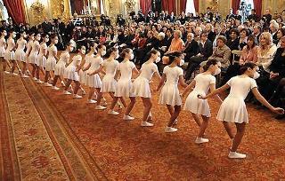 Esibizione del balletto delle bambine dell'Accademia Nazionale di Danza, presente il Presidente della Giorgio Napolitano con la moglie Clio, durante la cerimonia di celebrazione della Giornata Internazionale della Donna