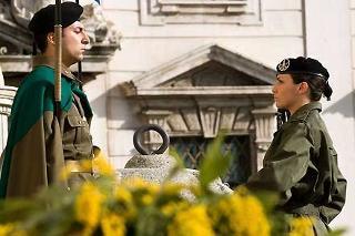 Cambio della guardia al Quirinale oggi. La guardia montante è stata assicurata da un plotone di donne soldato in occasione della celebrazione della Giornata della Donna