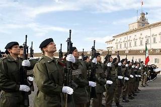 In occasione della celebrazione della Giornata della Festa Internazionale della Donna un plotone di donne soldato assicura il cambio della Guardia d'Onore al Palazzo del Quirinale