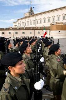 Per l'8 marzo, Giornata Internazionale della Donna, un plotone di donne soldato assicura il cambio della Guardia d'Onore al Palazzo del Quirinale