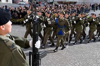 La guardia montante, formata da un plotone di donne soldato del Raggruppamento logistico centrale di stanza a Roma, sfila nella piazza del Quirinale