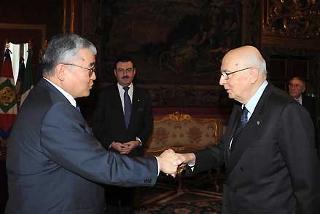 Il Presidente della Repubblica Giorgio Napolitano accoglie il Signor Jargalsaikhan Enkhsaikhan, nuovo Ambasciatore di Mongolia in occasione della presentazione delle Lettere Credenziali