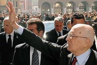 Il Presidente Giorgio Napolitano risponde al saluto della gente in Piazza Grande