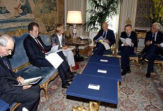 Il Presidente della Repubblica Napolitano ed il Presidente del Consiglio Prodi con alcuni componenti il Comitato dei Garanti per la gestione dei fondi donati dagli italiani alle popolazioni colpite dallo tsunami nel dicembre 2004