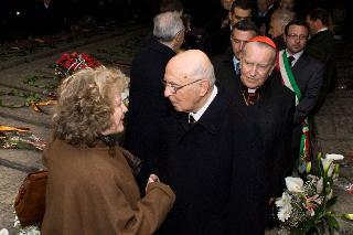 Il Presidente Giorgio Napolitano incontra i familiari delle vittime dell'eccidio, all'interno del Mausoleo delle Fosse Ardeatine