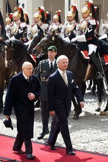 Il Presidente Giorgio Napolitano e Sua Maestà il Re Carlo XVI Gustavo di Svezia passano in rassegna un reparto di Corazzieri, in occasione della visita di Stato in Italia