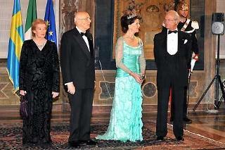 Il Presidente Giorgio Napolitano e la moglie Clio con Sua Maestà il Re di Svezia e la Regina durante la presentazione degli invitati al Pranzo