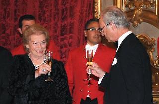 La Signora Napolitano con Sua Maestà il Re di Svezia durante il Brindisi al pranzo