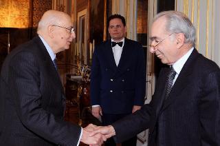 Il Presidente Giorgio Napolitano accoglie il Prof. Giuliano Amato, nel suo studio, in occasione dell'incontro