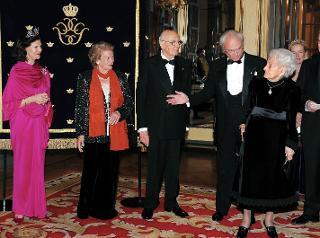 Il Presidente Giorgio Napolitano con la moglie Clio e le Loro Maestà il Re e la Regina di Svezia, al ricevimento di restituzione, accolgono Rita Levi Montalcini, Senatrice a Vita, insignita dal Re del Premio Nobel per la medicina nel 1986
