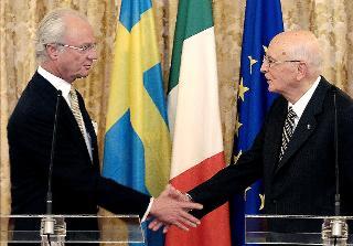 Il Presidente Giorgio Napolitano con Sua Maestà il Re Carlo XVI Gustavo di Svezia, al termine delle comunicazioni alla stampa