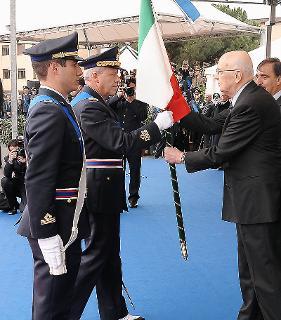 Il Presidente Giorgio Napolitano consegna la Bandiera di Istituto della Scuola di Aerocooperazione, in occasione della &quot;Festa dell'Aeronautica&quot;