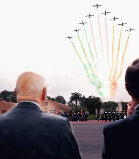 Il Presidente Giorgio Napolitano assiste al passaggio delle &quot;Frecce Tricolori&quot;, al termine della celebrazione dell'86° anniversario di fondazione dell'Aeronautica Militare