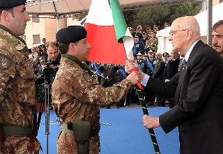 Il Presidente Giorgio Napolitano consegna la Bandiera di Guerra del 16° Stormo &quot;Protezione delle Forze&quot;, in occasione della Festa dell'Aeronautica Militare