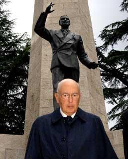 Il Presidente Giorgio Napolitano subito dopo aver deposto una corona d'alloro al Monumento ad Alcide De Gasperi