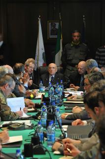 Il Presidente Giorgio Napolitano in visita in Abruzzo nelle zone colpite dal terremoto, durante una riunione con la Protezione Civile