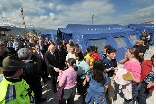 Il Presidente Giorgio Napolitano incontra i bambini sfollati ospitati nella tendopoli di San Demetrio
