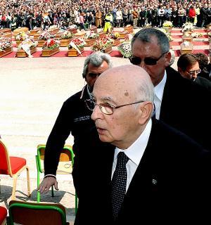 Il Presidente della Repubblica Giorgio Napolitano al termine dei funerali per le vittime del terremoto in Abruzzo