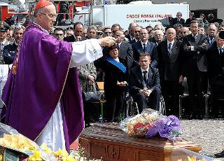 Un momento della cerimonia funebre per le vittime del terremoto in Abruzzo a cui ha partecipato il Presidente della Repubblica: la benedizione delle salme da parte del Cardinale Tarcisio Bertone