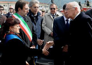Il Presidente della Repubblica Giorgio Napolitano saluta le autorità locali in occasione della cerimonia funebre per le vittime del terremoto in Abruzzo