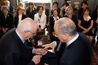 Il Presidente Giorgio Napolitano osserva un cristallo utilizzato nell'acceleratore di particelle LHC, nel corso dell'incontro con il Prof. Roberto Petronzio, Presidente dell'Istituto Nazionale di Fisica Nucleare, e una delegazione di ricercatrici italiane che hanno collaborato al progetto del Large Hadron Collider, presso il laboratorio europeo del CERN di Ginevra