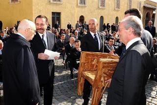 Il Presidente Giorgio Napolitano alla celebrazione della &quot;Giornata del Bosco&quot; nel decimo anniversario di costituzione riceve in dono una sedia interamento costruita con gli scarti di legno