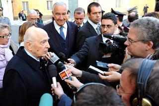 Il Presidente Giorgio Napolitano risponde ai giornalisti al termine della celebrazione della &quot;Giornata del Bosco&quot; nel decimo anniversario di costituzione, nella Tenuta di Castelporziano