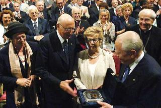 Il Presidente Giorgio Napolitano, a fianco la moglie Clio e la Signora Franca Ciampi, si congratula con il Presidente Emerito della Repubblica Carlo Azeglio Ciampi per il conferimento del Premio Alcide De Gasperi