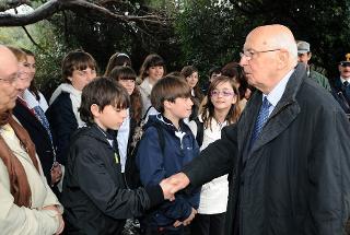 Il Presidente Giorgio Napolitano saluta un gruppo di bambini al suo arrivo in occasione dell'incontro con i vincitori del premio Wwf nell'ambito della Giornata delle Oasi