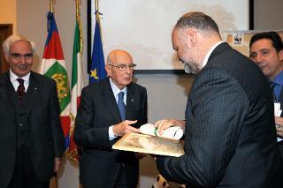 Il Presidente Giorgio Napolitano consegna il Premio per la Ricerca Scientifica al coordinatore del progetto Carboafrica al Prof. Riccardo Valentini