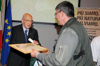 Il Presidente Giorgio Napolitano consegna il Premio per l'attività volontaria di tutela dell'ambiente e della natura a Sauro Presenzini, coordinatore nazionale delle Guardie Volontarie WWF