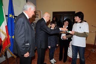 Il Presidente Giorgio Napolitano consegna il Premio per l'impegno nell'Educazione Ambientale all'insegnante Raffaela Cantone in rappresentanza del Panda Club Wwf