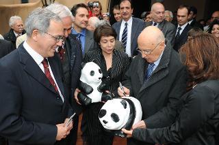 Il Presidente Giorgio Napolitano al termine della cerimonia pone la firma sul Panda del Wwf