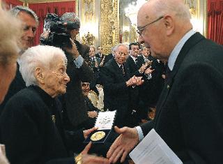 Il Presidente Giorgio Napolitano con Rita Levi Montalcini, Premio Nobel e Senatrice a Vita, festeggiata al Quirinale per i suoi 100 anni
